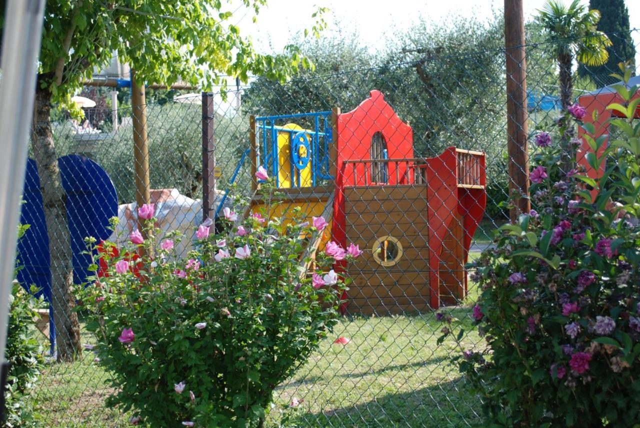 Happy Camp Mobile Homes In Villaggio Turistico Internazionale Eden San Felice del Benaco Buitenkant foto