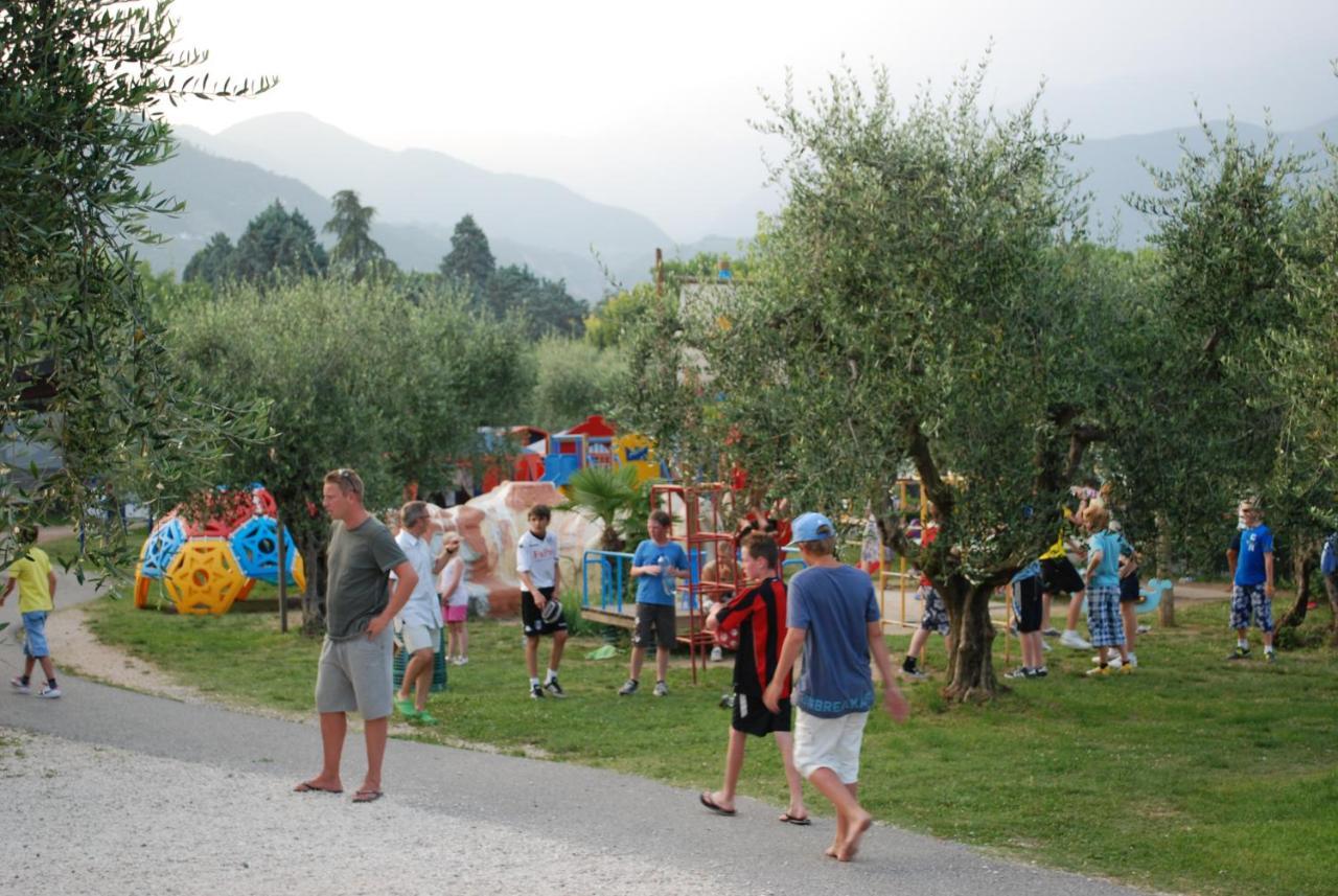 Happy Camp Mobile Homes In Villaggio Turistico Internazionale Eden San Felice del Benaco Buitenkant foto